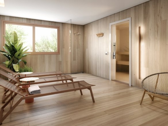 Sala de descanso revestida de madeira, com espreguiçadeiras e janela.