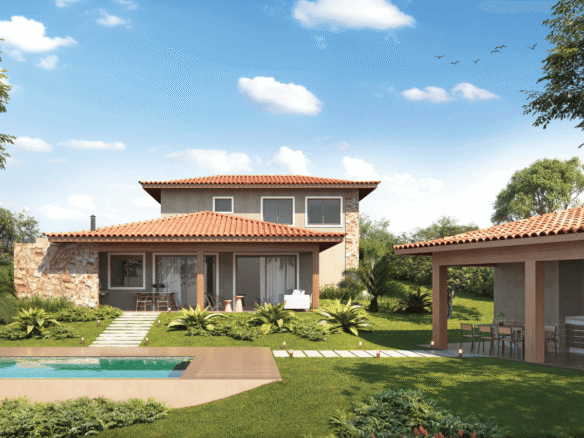 Casa de dois andares com varanda voltada para o gramado e a piscina.