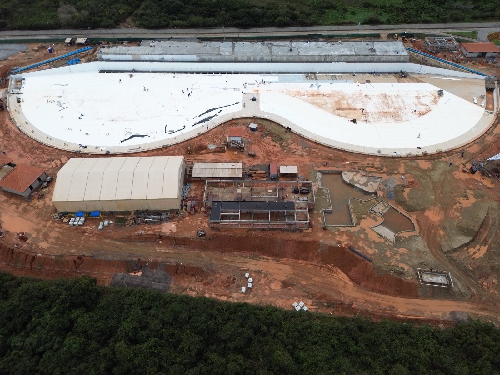 A piscina de ondas inteira, vista de frente
