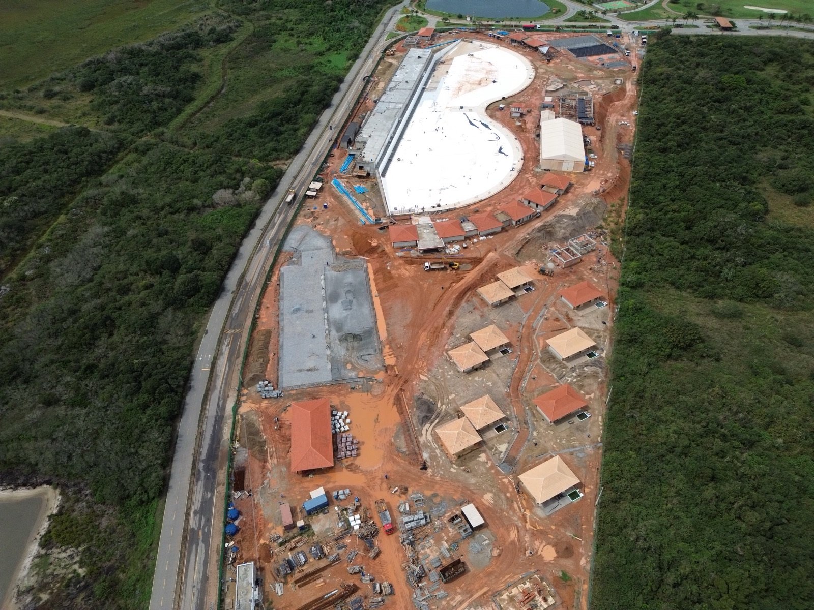 O terreno inteiro do clube, com a paisagem em volta