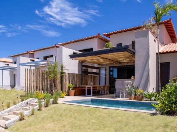 Fundos da casa 10 do Condomínio B do Toriba Norte, com piscina, jardim em degraus e pergolado (foto real)