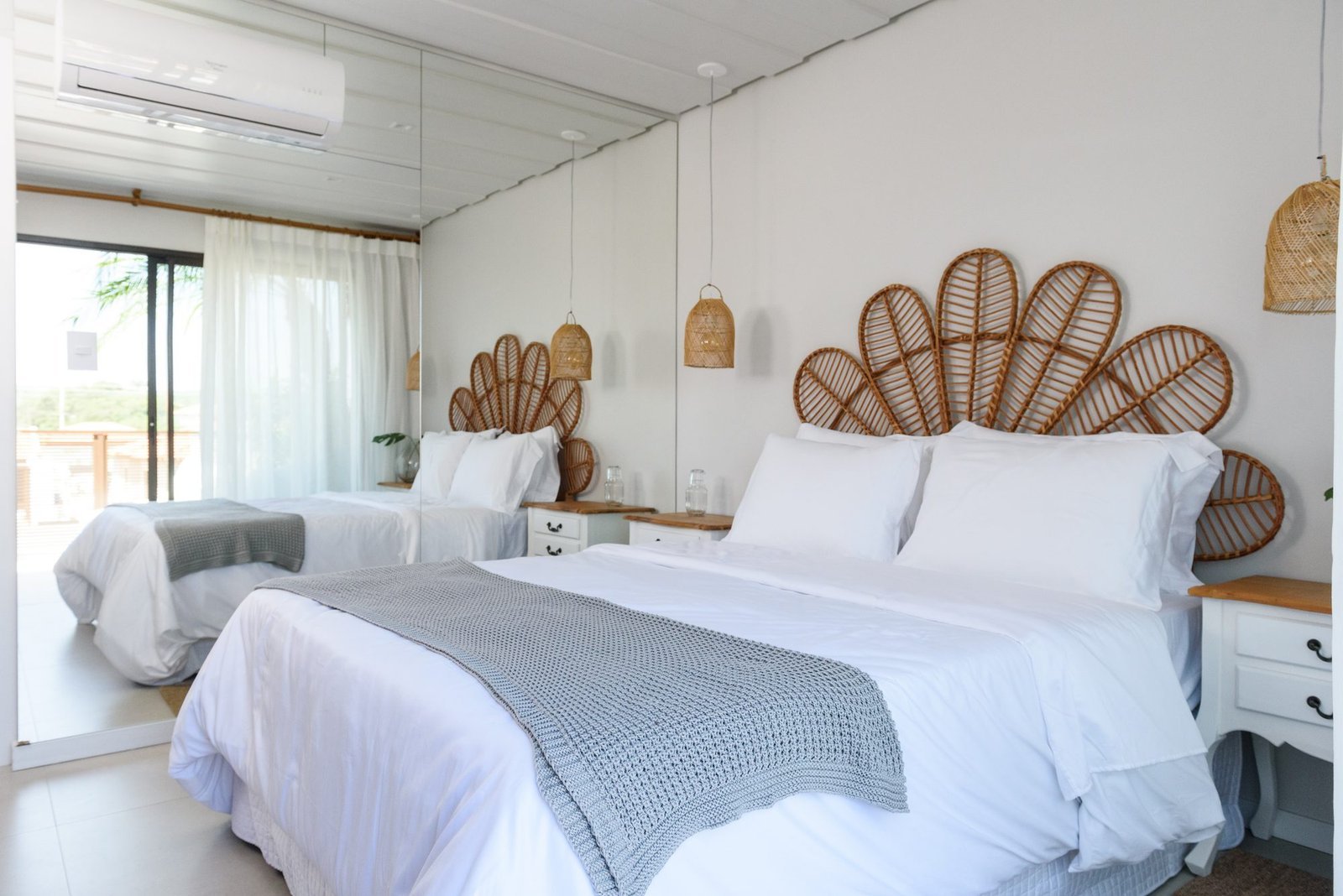 Quarto de casal decorado da casa 9 do Condomínio A do Toriba Norte, com cabeceira de palha (foto real)