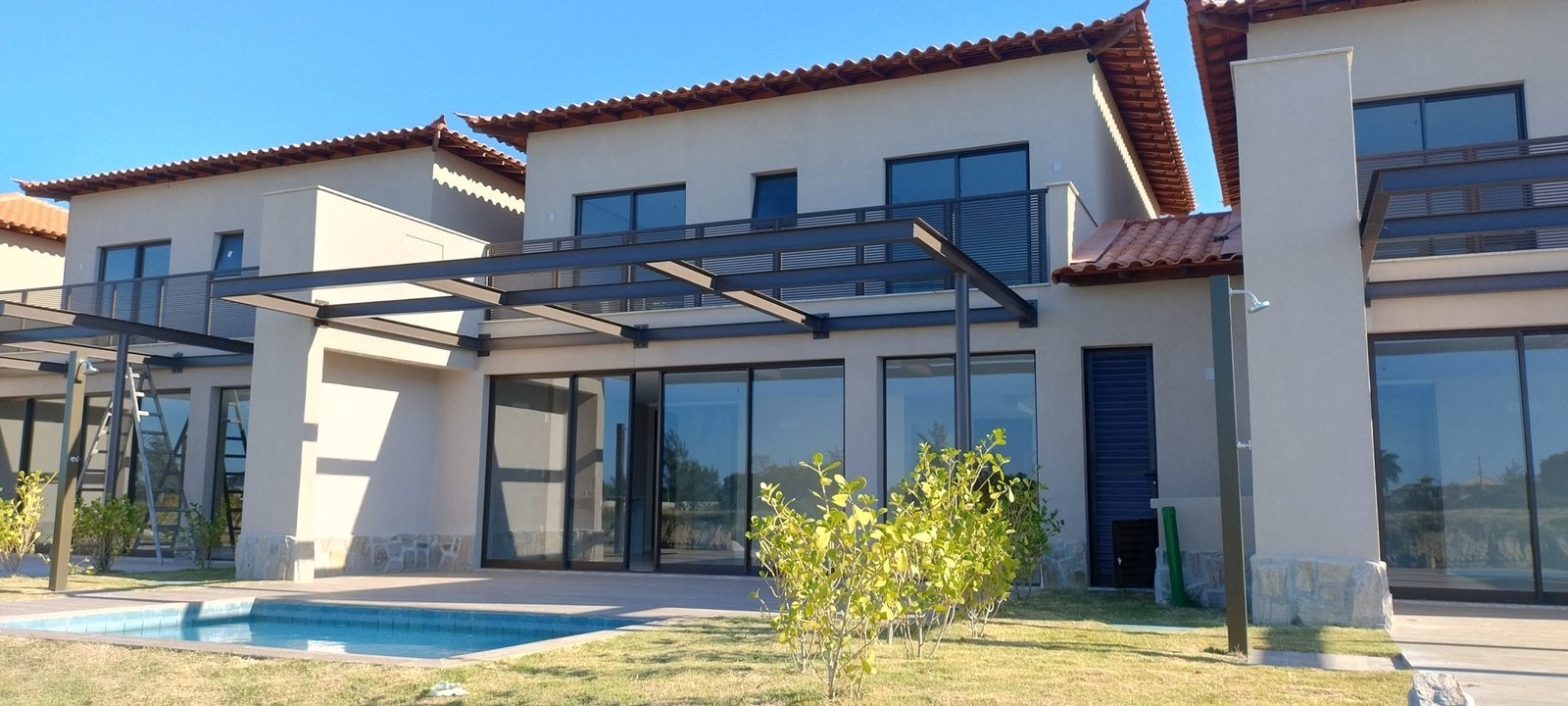 phoco-sync-c9138a450ad03003-3f9e7ce2bfdd Fundos de uma casa do Toriba Sul, com piscina, pergolado e varanda no andar de cima (foto real)