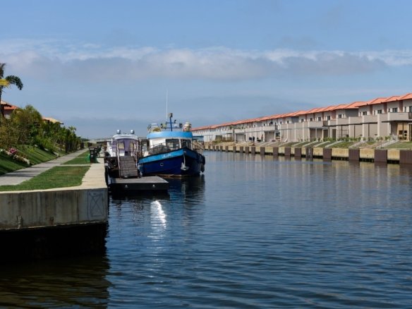 Canal do Toriba Norte, com barcos atracados junto às casas (foto real)