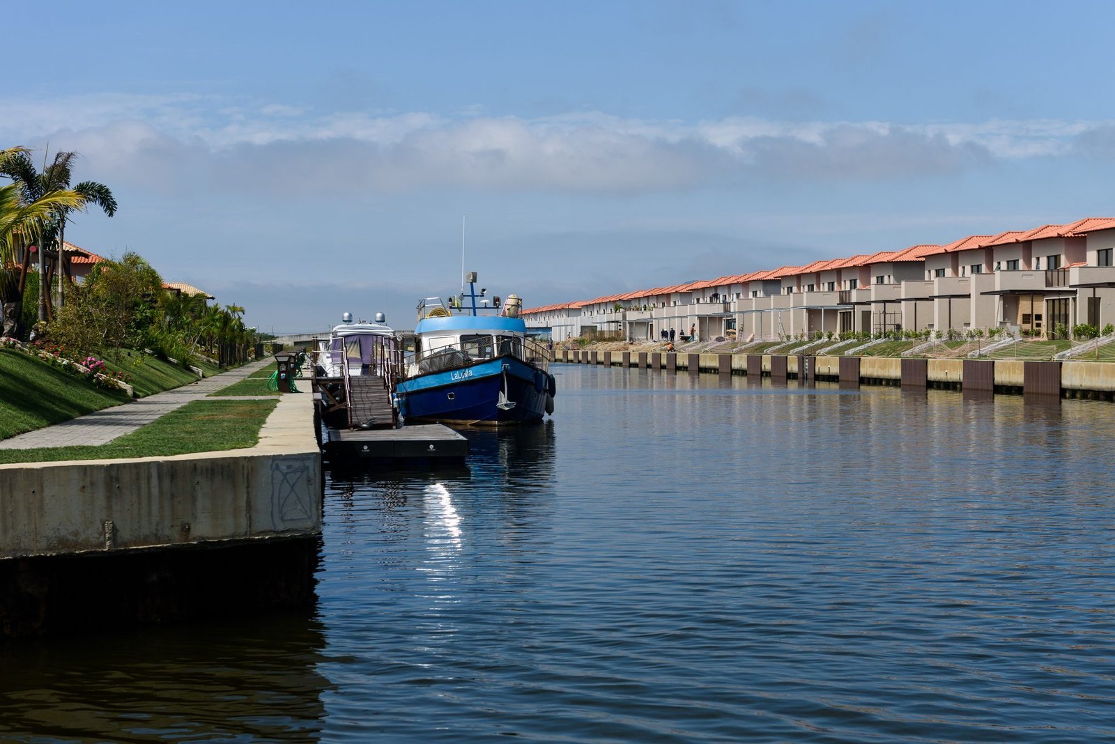 Canal do Toriba Norte, com barcos atracados junto às casas (foto real)