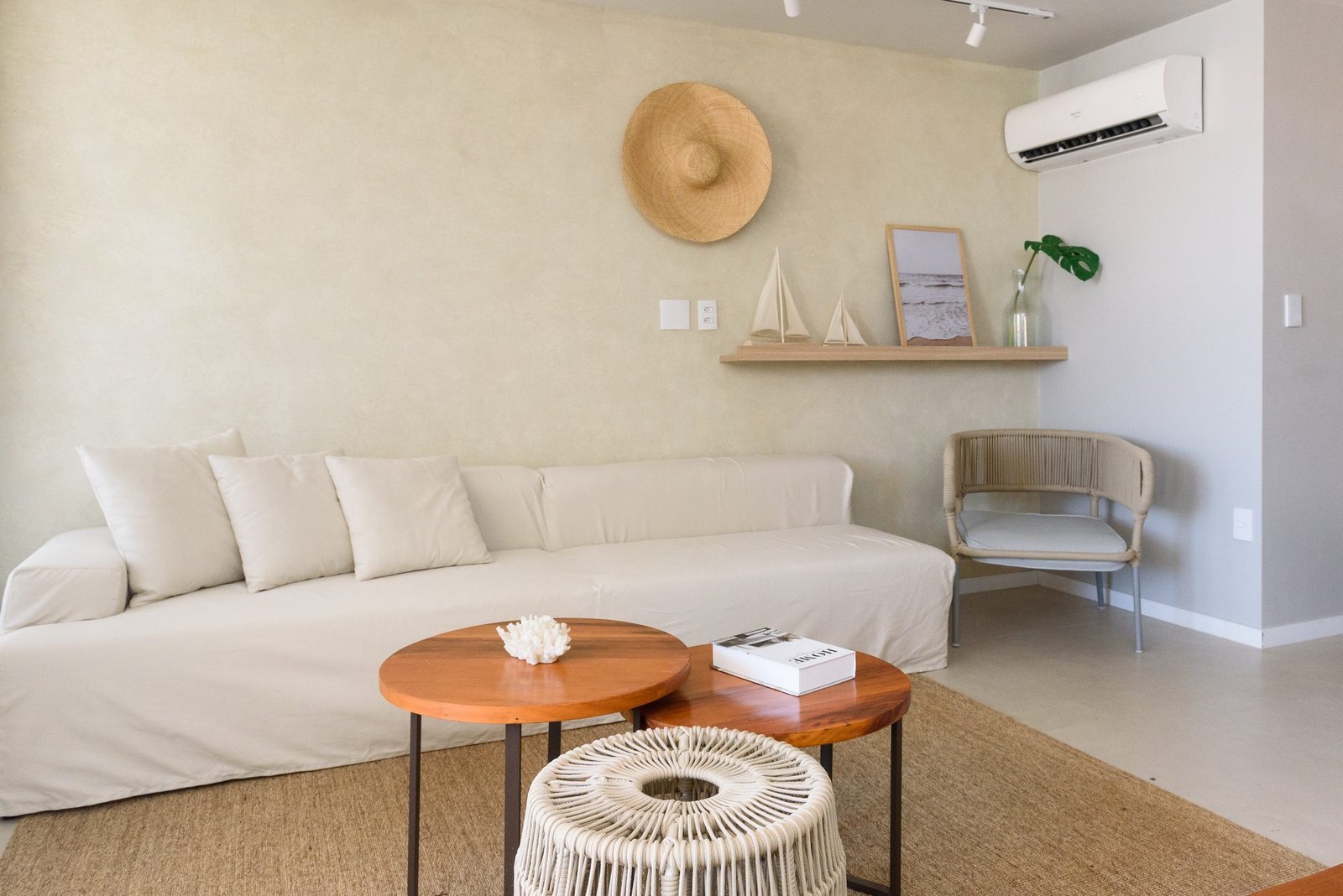 Sala de estar decorada da casa 9 do Condomínio A do Toriba Norte, com sofá e mesas de centro (foto real)