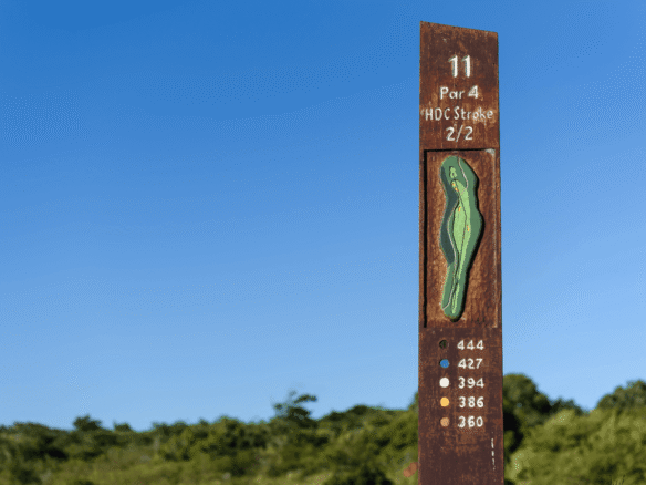 Marco de madeira do buraco 11, par 4, do campo de golfe, com o desenho do buraco e as distâncias (foto real)