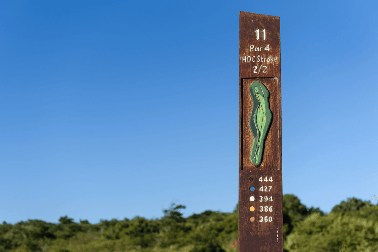 Marco de madeira do buraco 11, par 4, do campo de golfe, com o desenho do buraco e as distâncias (foto real)