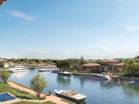 Canal do Toriba visto de uma varanda, com veleiro, lanchas e casas à margem (imagem ilustrativa)