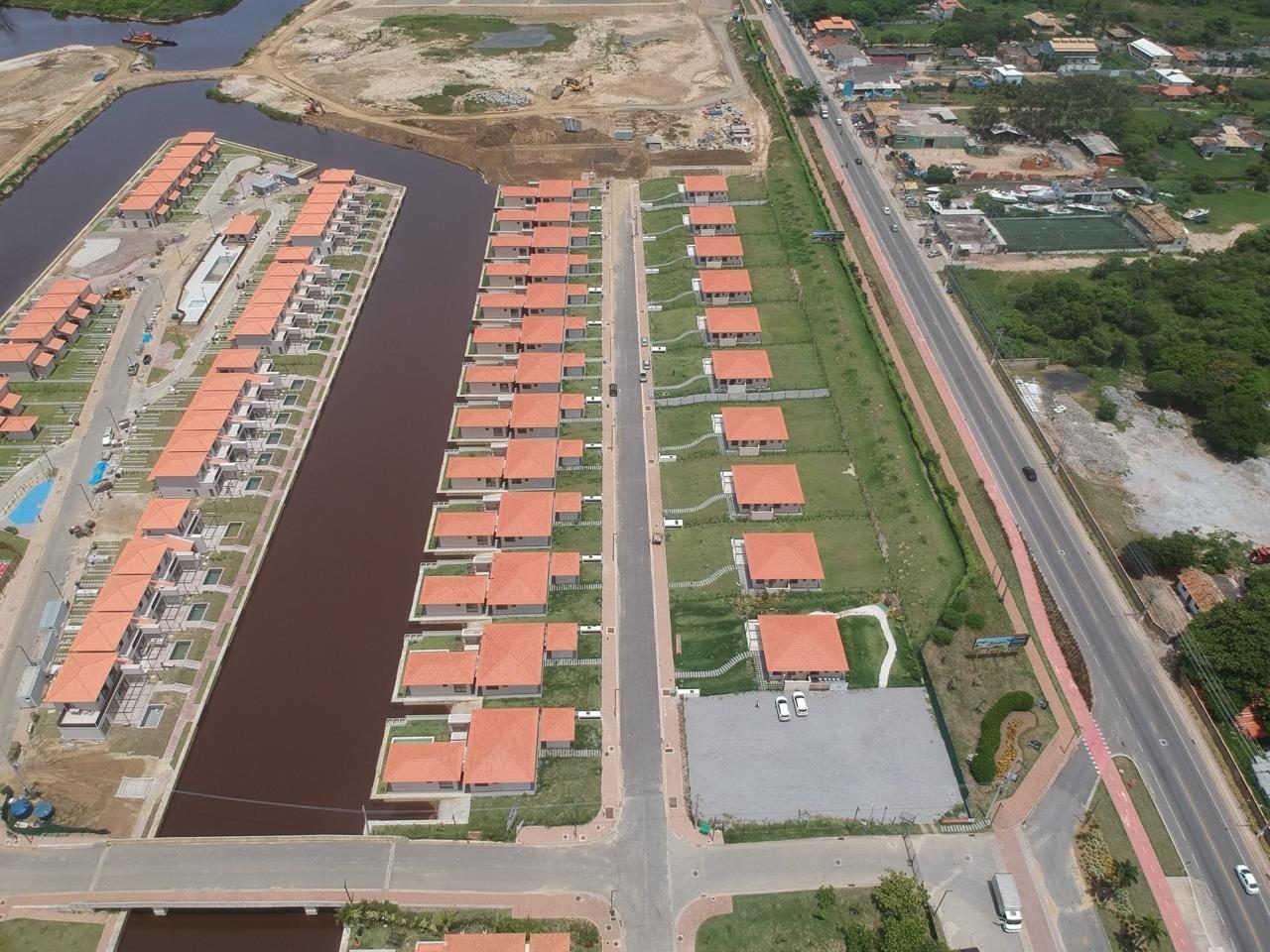 phoco-6325 Vista aérea de casas ao longo dos canais do Toriba, com a estrada à direita (foto real)