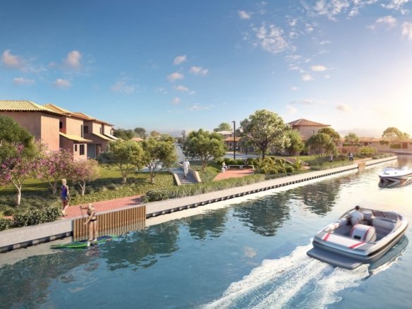 Lancha navegando no canal do Toriba Norte, ao lado das casas e da área de lazer do condomínio (imagem ilustrativa)