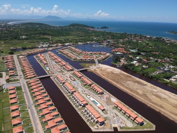 Vista aérea do Toriba, com os canais e as casas em primeiro plano e o mar e ilhas ao fundo (foto real)