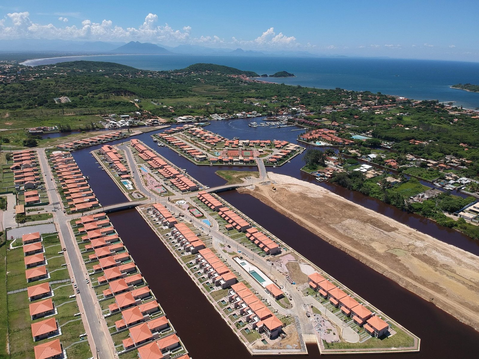 phoco-6395 Vista aérea do Toriba, com os canais e as casas em primeiro plano e o mar e ilhas ao fundo (foto real)