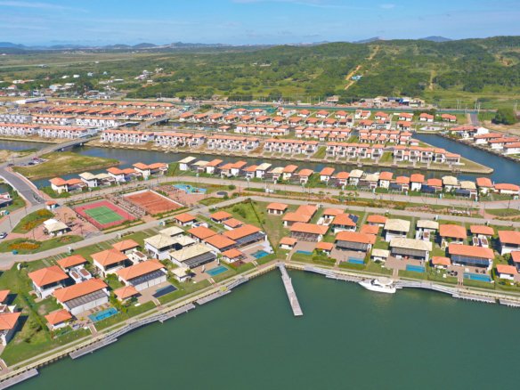 Casas maiores e margem da marina — Toriba Nordeste, paisagismo pontual ilustrativo
