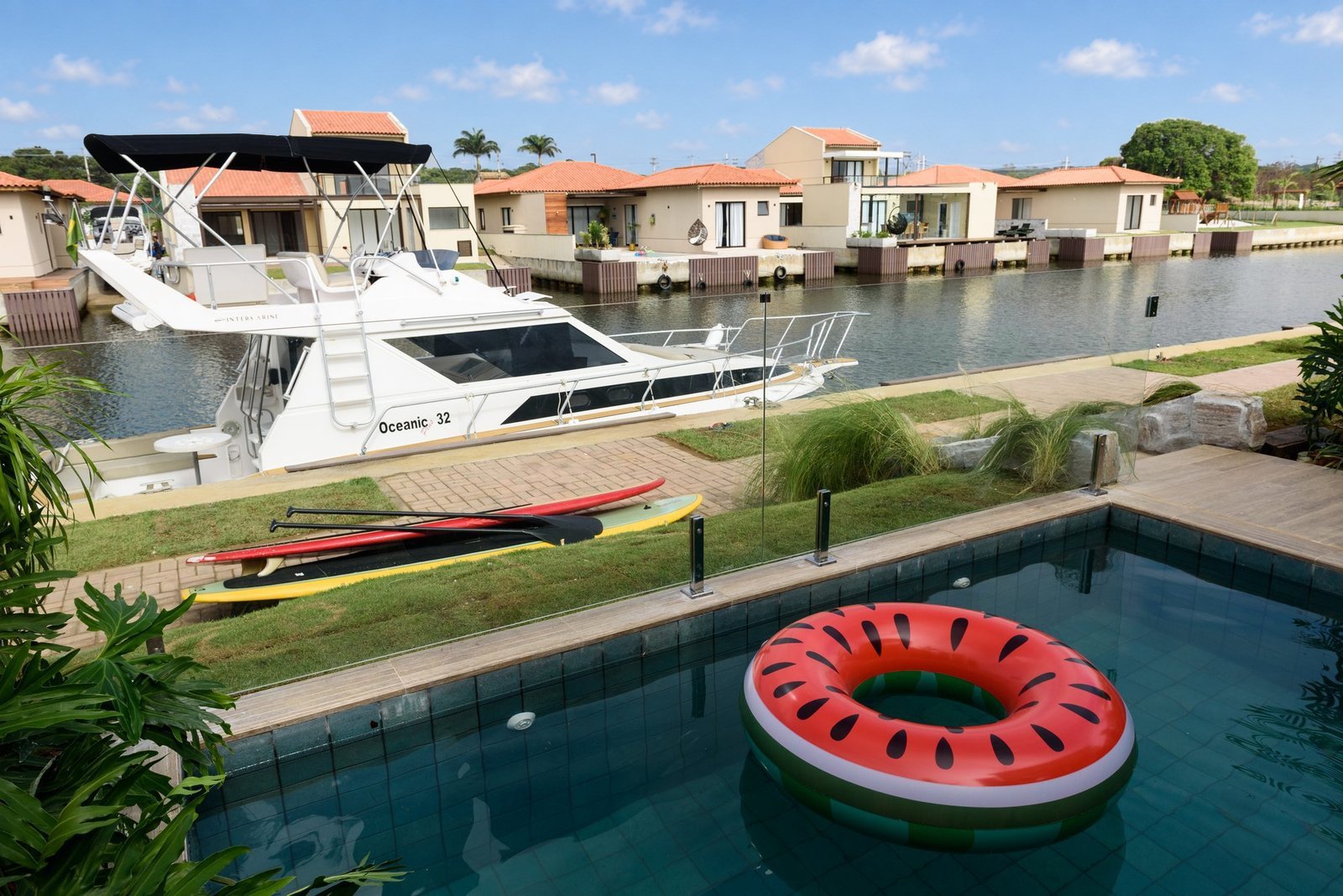Toriba Norte — Condomínio A, casa 9: piscina e barco no canal