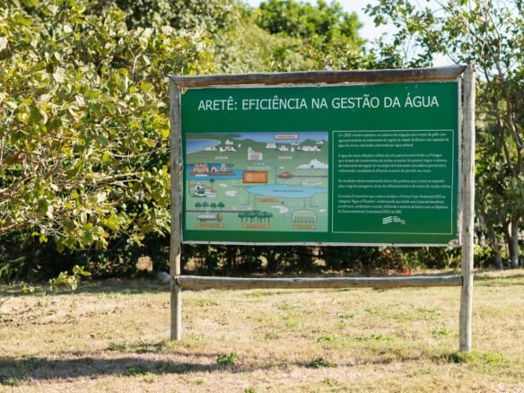 Placa informativa com diagrama sobre tratamento e reúso da água no Aretê.